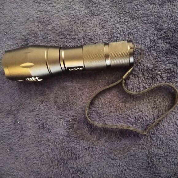 Black Outlite Flashlight - excellent condition - Picture 6 of 10